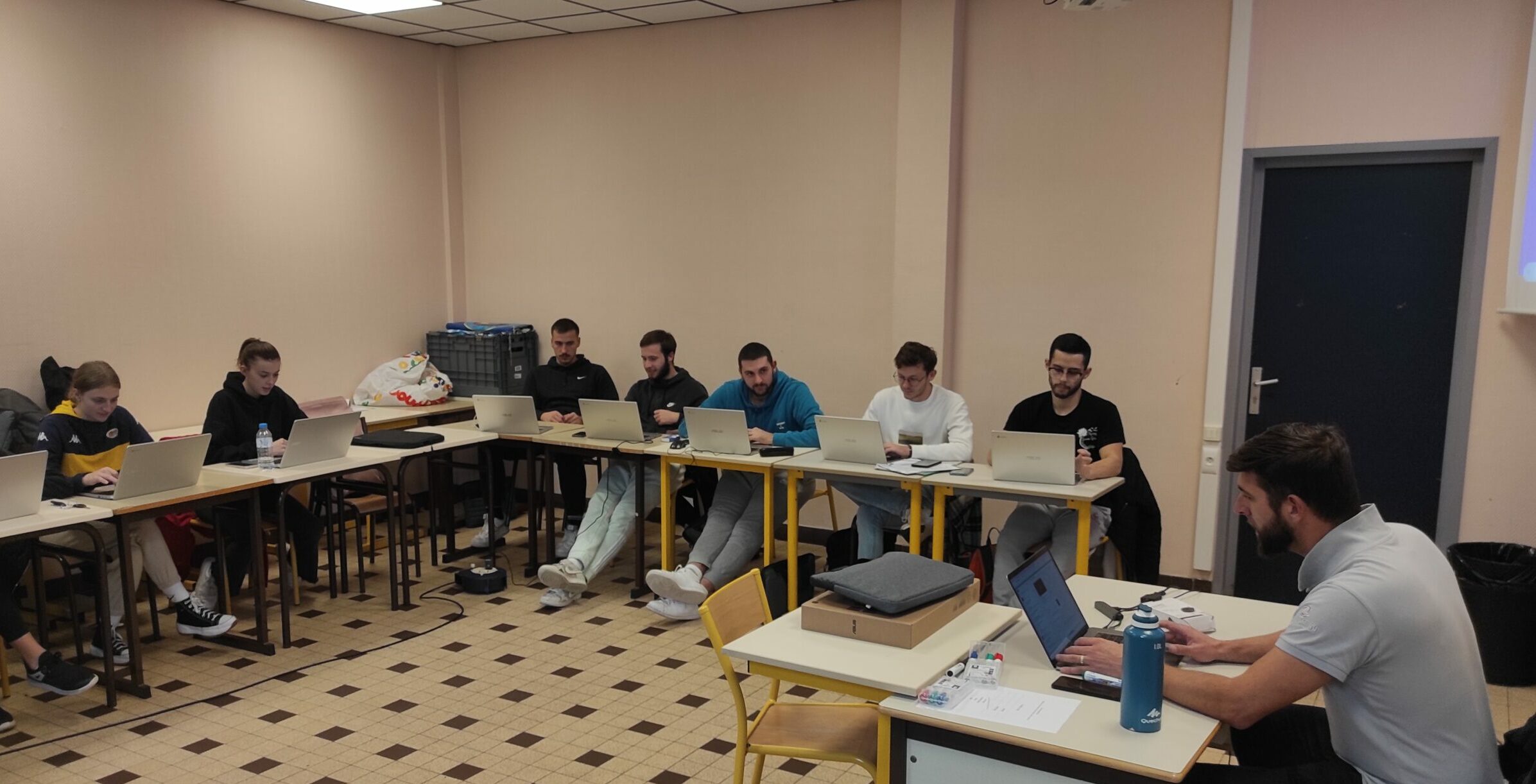 Les stagiaires en cours, une des clés de la réussite chez EDO